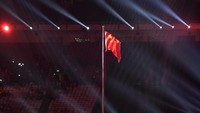 Lea Simanjuntak dan Bams menyanyi dengan latar bendera China dikibarkan (Foto: ANTARA FOTO/INASGOC/Eka Nickmatulhuda)
