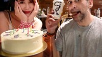 Kehidupan rumah tangga Ina dan Jeremy jarang diterpa gosip. Mereka punya momen manis saat merayakan ulang tahun Jeremy dengan cake putih cantik. Foto: Instagram inathomas