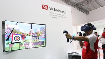 Para pelanggan loyal Telkomsel yang hadir ikut mencoba langsung implementasi dari teknologi revolusioner melalui berbagai perangkat yang dilengkapi dengan teknologi 5G seperti misalnya Live Streaming, Football 2020, Future Driving, Cycling Everywhere dan Autonomous Bus. Foto: dok. Telkomsel