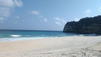 Keunikannya adalah banyak traveler yang ke sini selain refreshing juga mencari kesembuhan. Konon, pasir pantai ini berkhasiat untuk pengobatan dan terapi penyakit rematik hingga stroke. (Harianto/detikTravel)