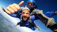 Tidak hanya traveling dan membuat video, Nas juga pernah mencoba olahraga ekstrim Sky Diving di Auckland, Selandia Baru (@nasdaily/Instagram)
