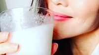 Bisnis kefir, Ina tak ragu meminum satu gelas kefi sehari. Menurutnya kefir bisa memudakan kembali sel-sel yang menua dan rusak. Apa ini rahasia awet mudanya? Hihihi… Foto: Instagram inathomas