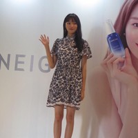 Hadir di acara peluncuran Laneige Water Bank Moisture Essence, Lee Sung Kyung tampil menawan dengan mini dress bernuansa putih navy dan bercorak floral. Foto: Foto: Anggi Mayasari/Wolipop