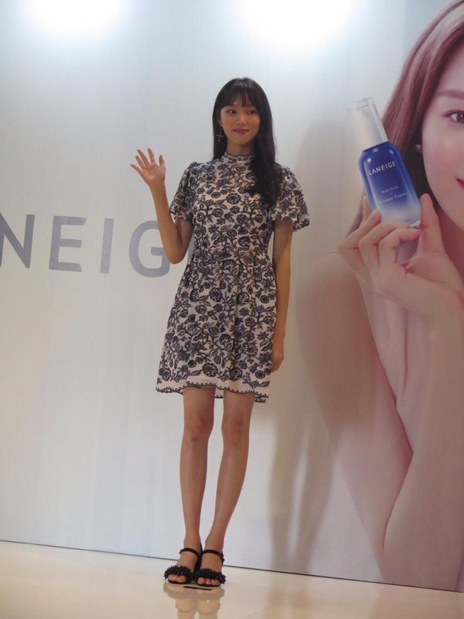 Hadir di acara peluncuran Laneige Water Bank Moisture Essence, Lee Sung Kyung tampil menawan dengan mini dress bernuansa putih navy dan bercorak floral. Foto: Foto: Anggi Mayasari/Wolipop