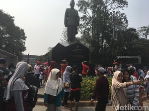 Kehabisan Tiket Penutupan Asian Games, Warga Pilih Piknik di GBK