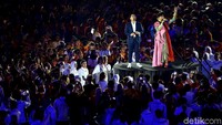 Duet Bams dan Lea Simanjuntak sanggup membuat penonton bernyanyi bersama lewat lagu Kemesraan.
