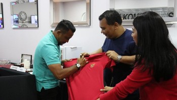 Secara ekslusive Telkomsel juga mendatangkan atlet sekaligus legenda pemain sepak bola Indonesia Firman Utina, yang hadir langsung menyapa para pelanggan. Foto: dok. Telkomsel
