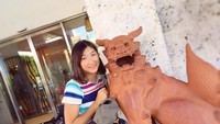Kalau yang ini saat Rikako liburan ke Okinawa. Ia sempat berfoto dengan patung makhluk mitologi Jepang (@ikee.rikako/Instagram)