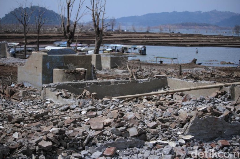 Waduk Jatigede Surut, Kuburan dan Bangunan Muncul ke Permukaan