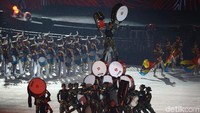 Pawai marching band juga menampilkan aksi atraksi.