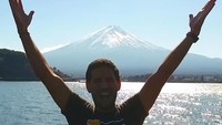 Ini pose Nas Daily di depan Gunung Fuji. Nuseir selalu memakai kaus yang sama di video-video Nas Daily yaitu bergambar baterai dengan tulisan 32 percent of life complete. Setelah ulang tahun ke-26, dia mengganti kausnya dengan tulisan 33 percent of life. 