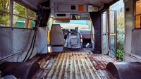 Tadinya bus ini tampak kumuh tua dan karatan. Istimewa/Inhabitat.