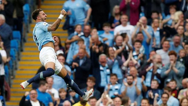 Kyle Walker memastikan kemenangan Man City 2-1 atas Newcastle.