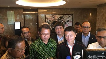 Konferensi pers usai bertemu dengan Menkominfo Rudiantara. “Kami usulkan membuat semacam Jack Ma Institute di Indonesia. Untuk pengembangan sumber daya manusia, talent-talent yang dibutuhkan. Kita tahu kan yang besar di Indonesia itu talent-nya dari India, Bangalore, dari luar negeri, kita kembangkan di dalam negeri bukan hanya memasok talent di dalam negeri, tetapi Indonesia sebagai pusat pasok talent untuk negara-negara di regional, kata Chief RA. Foto: Sylke Febrina Laucereno