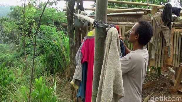 Warga gotong royong bantu evakuasi keluarga Dasirin dari kandang kerbau. 
