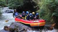 Traveler akan diajak mengarungi aliran Sungai Palayangan sejauh 3 km. Lokasinya dengan Situ Cileunca hanya dibatasi oleh jalan raya. (Wisma/detikTravel)
