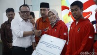 Senyum bahagia tiga atlet usai menerima penghargaan dari Menaker.