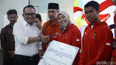 Raih Emas di Asian Games, Atlet Anak Mantan TKI Terima Penghargaan