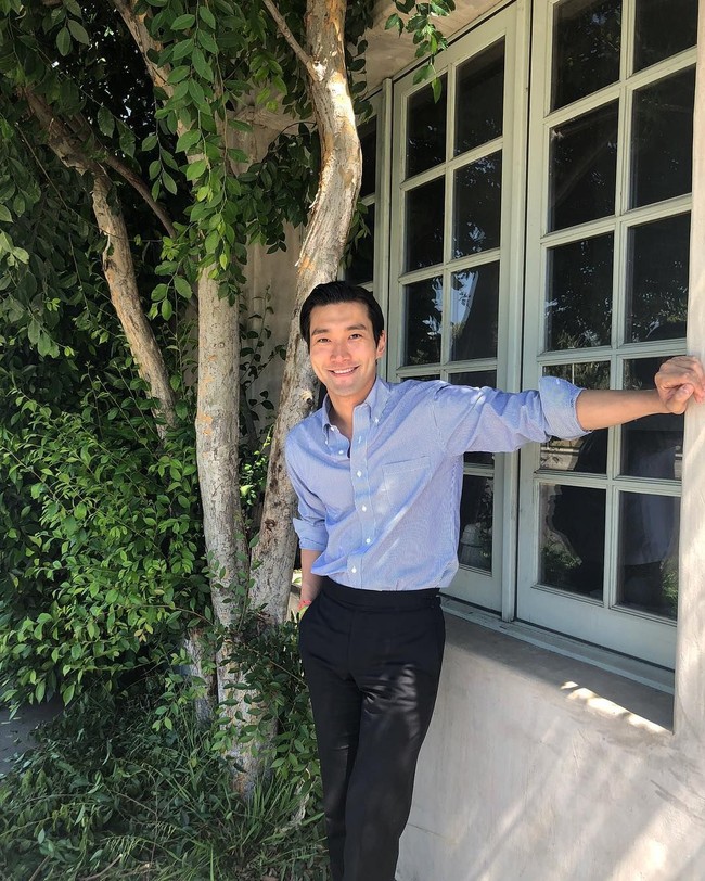 Sebelumnya, Siwon memang suka pakai padanan kemeja dan celana panjang. Gaya yang membuatnya terlihat maskulin sekaligus rapi itu pun kerap dipamerkan di Instagram. Foto: Instagram @siwonchoi