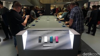 Pengunjung pun ramai mencoba flagship anyar dari Sony ini. Foto: Muhamad Imron Rosyadi/detikINET