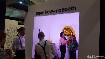 Ada juga booth yang memperlihatkan kemampuan super slo-mo dari phablet anyar Samsung ini. (Foto: detikINET/Muhamad Imron Rosyadi)