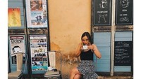 Masih dari momen menikmati kopi. Cheerfully drinking a Coffee on Sundee, tulisnya yang kala itu berada di Roma. Foto: Instagram amelwindsor
