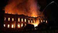 Petugas pemadam kebakaran berusaha memadamkan api. REUTERS/Ricardo Moraes.