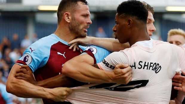 Marcus Rashford kesal ditekel Phil Bardsley sehingga sempat terjadi keributan di lapangan. (