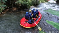 Traveler tidak perlu takut dengan aliran air deras Sungai Palayangan. jangan khawatir. Tipikal aliran air stabil ini justru bisa menjaga traveler tetaap aman untuk berarung jeram. Coba deh! (Wisma/detikTravel)jj