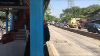  Pengguna Halte TransJ juga harus panjat pagar halte supaya bisa naik TransJ.(Arief-detik)