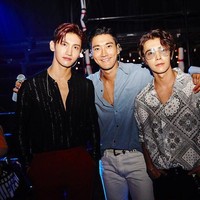 Ini gaya berkemeja lain Choi Siwon saat sepanggung dengan Changmin TVXQ dan rekan satu timnya Lee Donghae. Foto: Instagram @siwonchoi