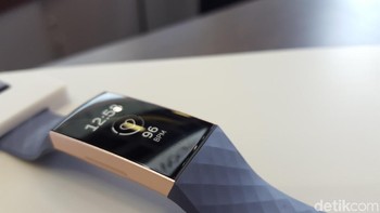 Fitbit Charge 3 adalah jam tangan pintar yang dimaksud. (Foto: detikINET/Muhamad Imron Rosyadi)