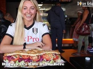 Keren! Wanita Langsing Ini Habiskan 3 Kg Kebab Selama 45 Menit