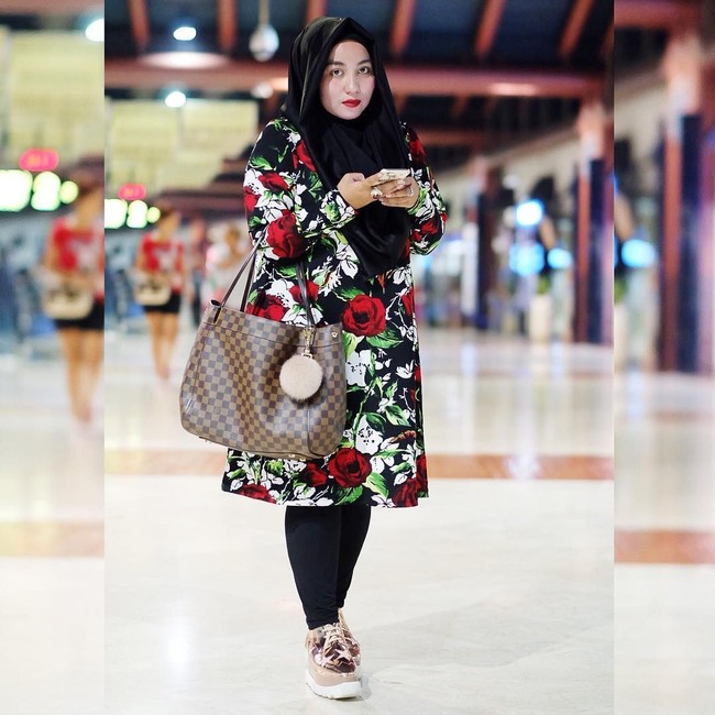 Tas Louis Vuitton lainnya yang disita negara adalah tas Anniesa Hasibuan di foto ini. Louis Vuitton Damier Ebene Canvas Marylebone yang dipakai Anniesa ini harganya mencapai US$ 1.901 atau sekitar Rp 28 jutaan. Foto: Instagram