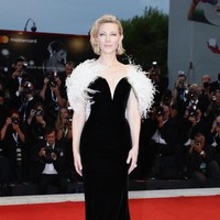 Juga memilih gaun Armani Prive, aktris Cate Blanchet. Gaun hitam pilihannya dihiasi detail berbulu di area bahu yang memancarkan aura glamornya. (Foto: Getty Images)