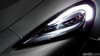 Lampu McLaren 600LT. McLaren 600LT mencapai bobot sebesar 1.247 kg, tentu lebih ringan dibandingkan bobot Mitsubishi Xpander yang mencapai 1.780 kg. Di Eropa, di Inggris tepatnya mobil dijual seharga 185.500 poundsterling sekitar Rp 3,5 miliar dengan kurs saat ini Rp 19.103. Harga itu sudah termasuk pelatihan untuk pengemudi di sirkuitFoto: McLaren