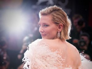 Foto: Adu Gaya Glamor Selebriti di Red Carpet Venice Film Festival 2018