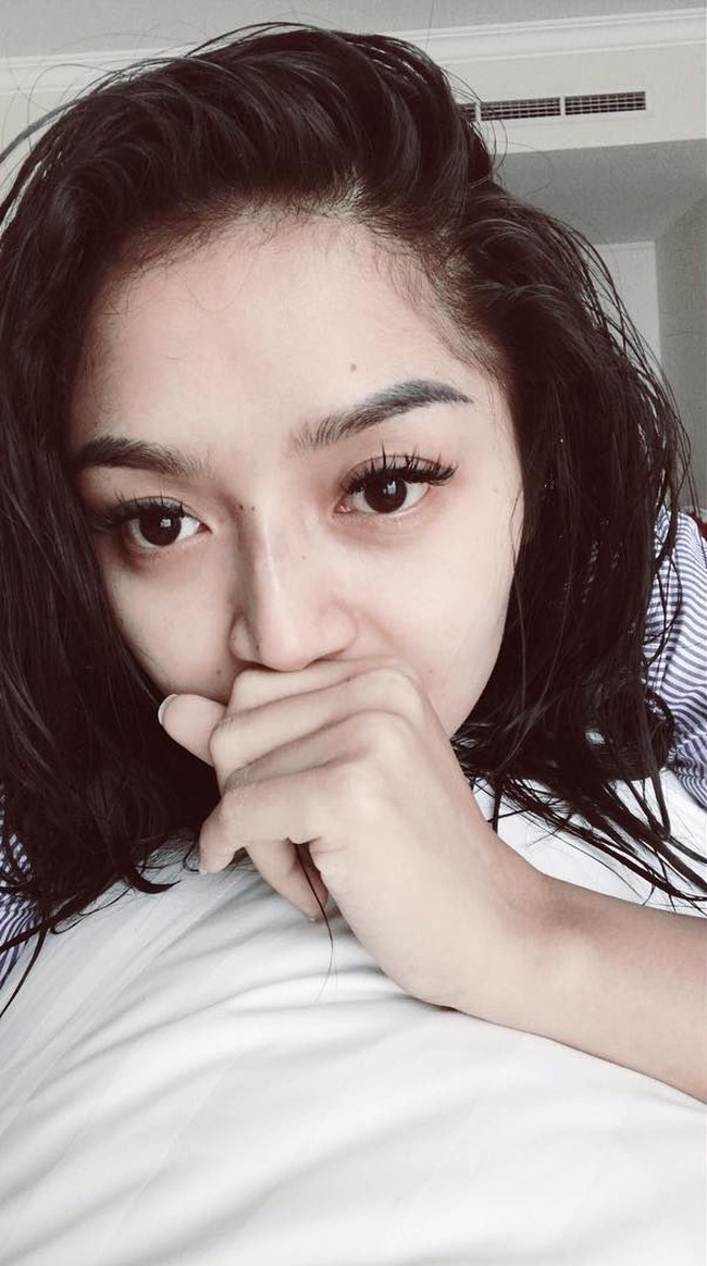 Salah satu tips agar penampilan bisa terlihat lebih cantik meski tanpa makeup adalah dengan memasang bulu mata ekstension. Inilah penampilan Sibad tanpa makeup tapi makin cantik berkat bulu mata sambungnya.  Foto: Instagram (@ sitibadriahh)