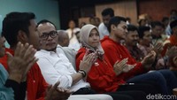 Hanif Dhakiri tampak duduk santai bersama para atlet peraih medali emas di ajang Asian Games 2018. Foto: Pradita Utama