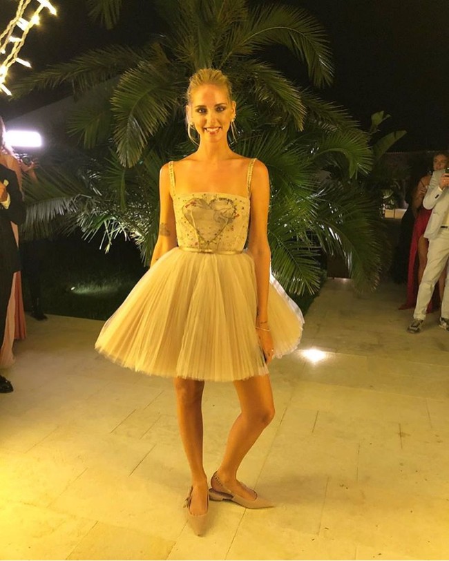 Pesta pun berlanjut hingga malam. Untuk acara malam hari, Chiara Ferragni mengganti bagian rok gaun kedua dengan yang lebih pendek. Foto: Instagram