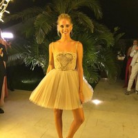 Pesta pun berlanjut hingga malam. Untuk acara malam hari, Chiara Ferragni mengganti bagian rok gaun kedua dengan yang lebih pendek. Foto: Instagram