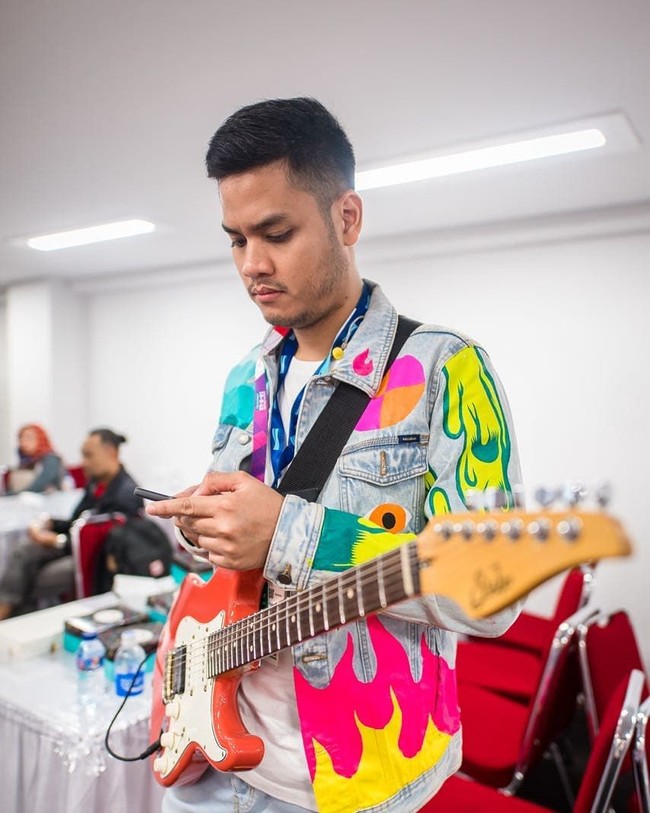 Lukisan tersebut pun dibuat warna-warni sehingga terkesan playful. Foto: Instagram