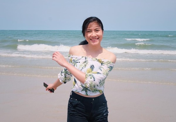 Begini gaya Nan, begitu dia akrab disapa. saat main ke pantai. Thailand memang dikenal punya banyak pantai yang cantik. (Instagram/@thatdao_naldo) Begini gaya Nan, begitu dia akrab disapa. saat main ke pantai. Thailand memang dikenal punya banyak pantai yang cantik. (Instagram/@thatdao_naldo)