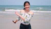 Begini gaya Nan, begitu dia akrab disapa. saat main ke pantai. Thailand memang dikenal punya banyak pantai yang cantik. (Instagram/@thatdao_naldo)