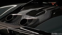 Mobil memiliki bodi 74 mm lebih panjang dibanding model Sport Series yang lain. Serat karbon juga digunakan pada splitter, sill, diffuser, sayap belakang. Perpaduan itu mampu meningkatkan performa grip dan stabilitas yang lebih baik pada kecepatan tinggi. Foto: McLaren