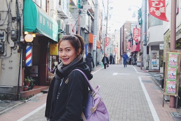 Gaya imut Nan saat jalan-jalan ke Jepang. Kok, sendirian sih Nan? (Instagram/@thatdao_naldo)