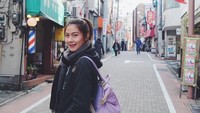 Gaya imut Nan saat jalan-jalan ke Jepang. Kok, sendirian sih Nan? (Instagram/@thatdao_naldo)