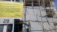 Pemda akhirnya menyegel pembangunan gedung itu.