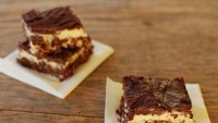  Cookies berbentuk kotak ini bernama Nanamo Bars. Nanamo Bars berisi wafer cookies, chocolate, dan custard. Cookies ini sering dijadikan dessert bagi warga Kanada.  Foto: Istimewa