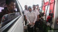 Meninggalkan mobil hitam, Nicke kemudian mendatangi minibus yang menunggu untuk diisi bahan bakar solar. Nicke pun langsung mengisi bahan bakar mobil tersebut.